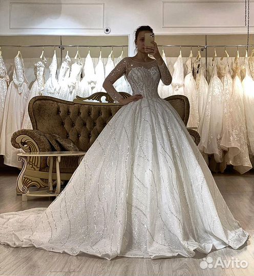 Свадебное платье со шлейфом