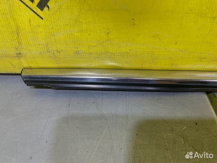 Молдинг стекла передний левый Nissan Patrol Y62