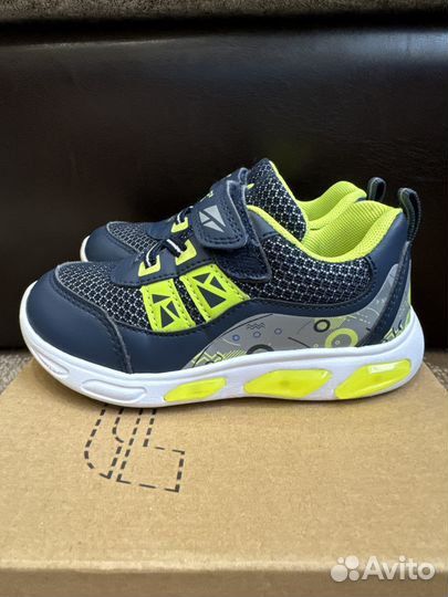 Светящиеся кроссовки для мальчика 26р