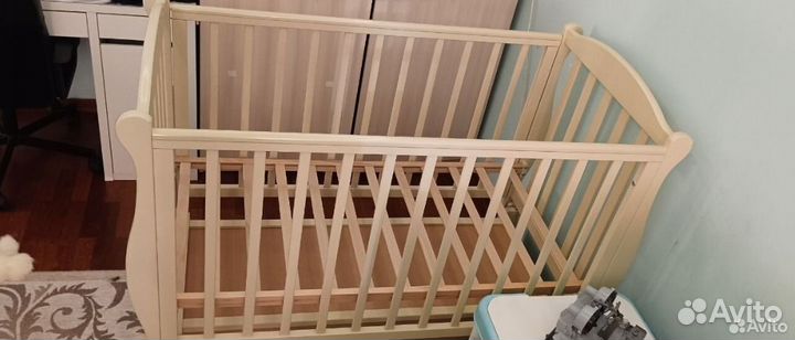 Детская кровать и комод