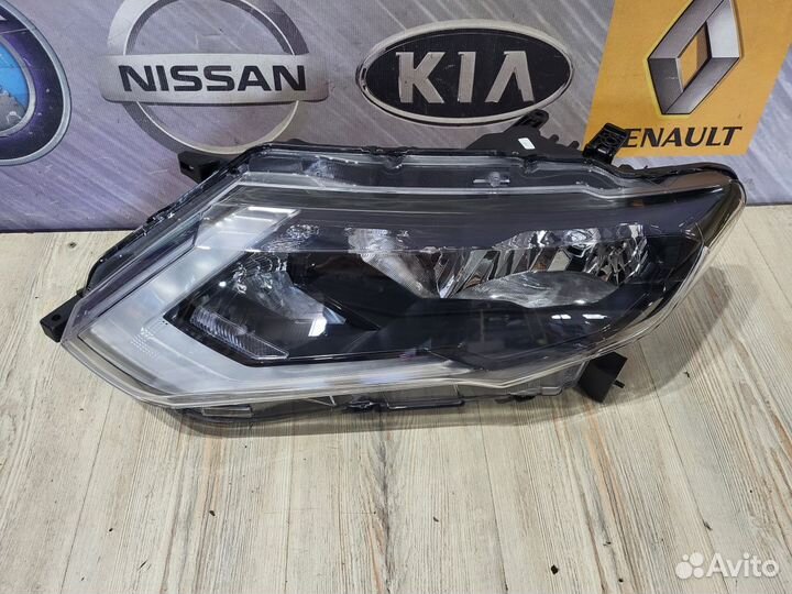 Фара Nissan X-trail T32 Лев