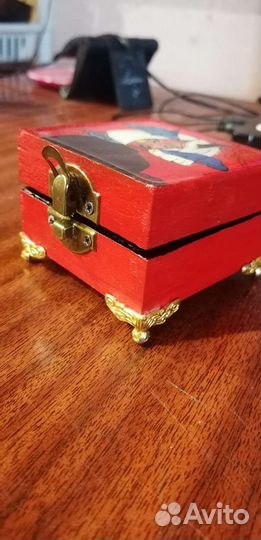 Деревянная шкатулка