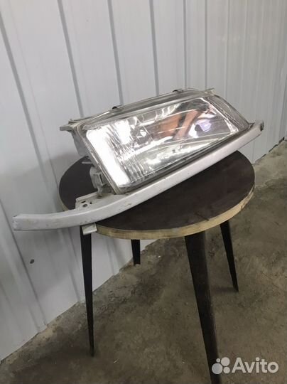 Передняя правая фара с ресничкойна тойота карина