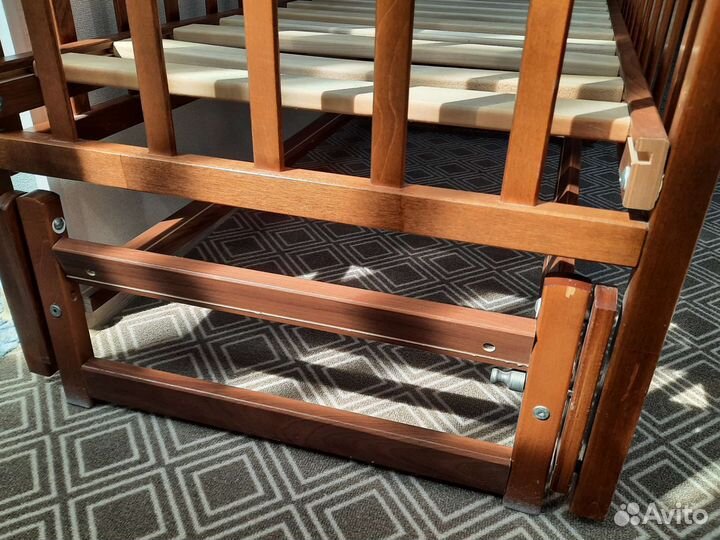 Кроватка с продольным маятником