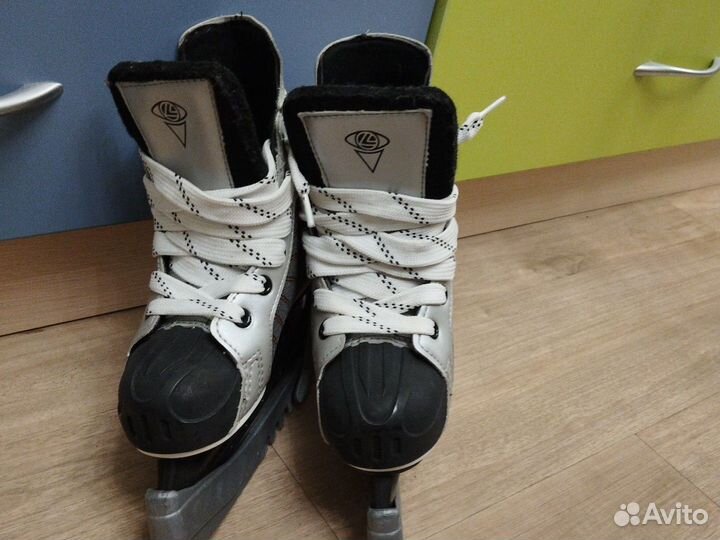 Коньки хоккейные Larsen