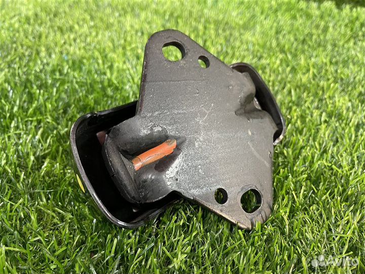 Подушка двигателя передняя Toyota Hiace/Regiusace