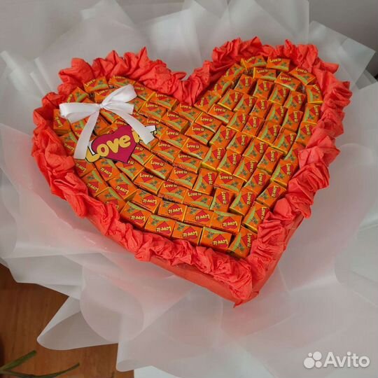 Букет Валентинка из жевачек Love is на 14 февраля