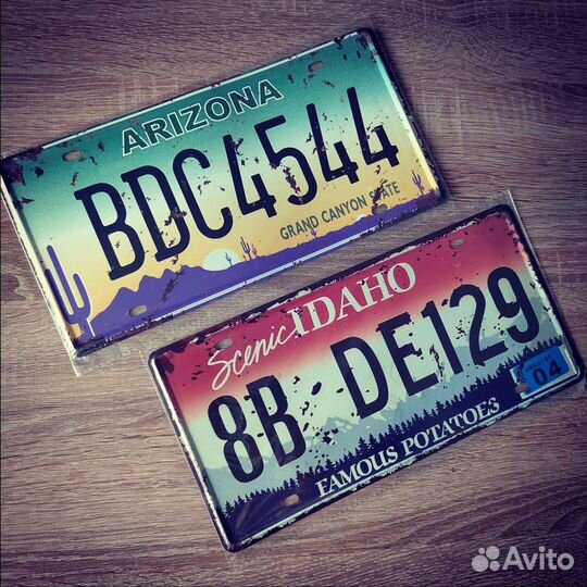 Металлический номерной знак на авто