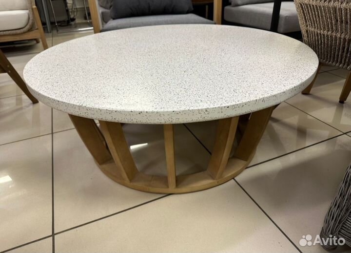 Кофейный стол из акации woodland-витрина