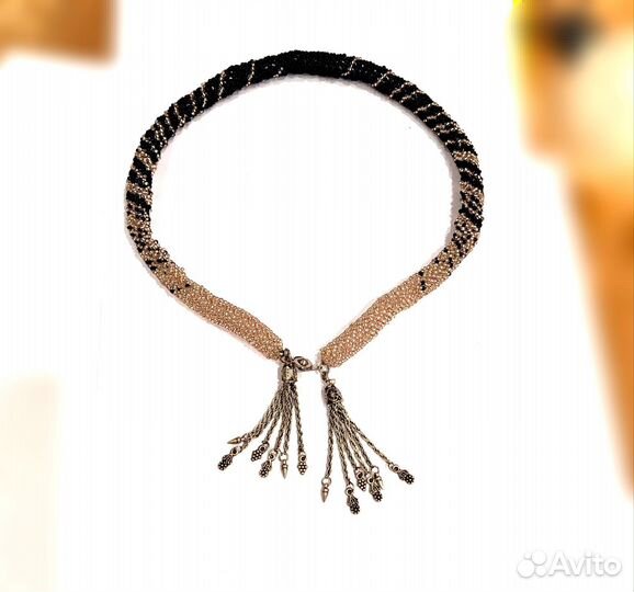 Колье ручной работы из бисера с замком-подвеской