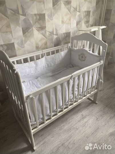 Детская кроватка с маятником