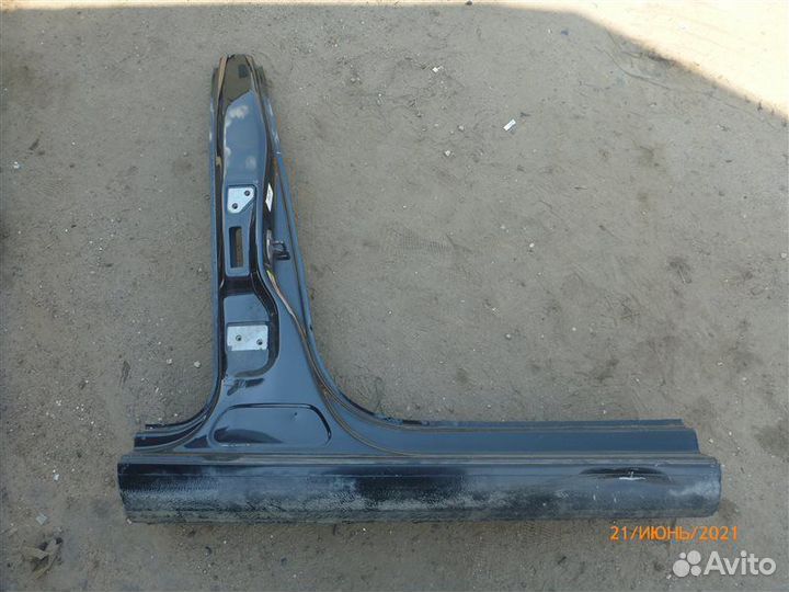 Стойка кузова центральная правая Volkswagen Golf