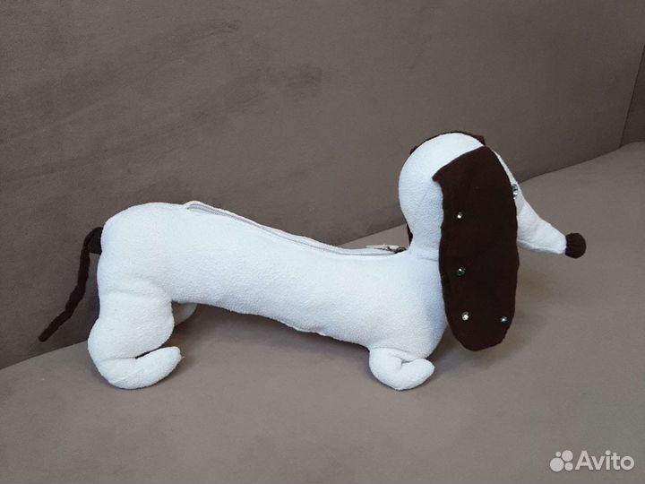 Такса мягкая игрушка с карманом для подарка