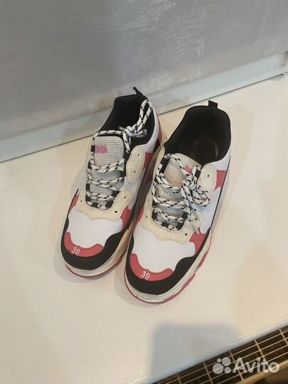 Кроссовки женские