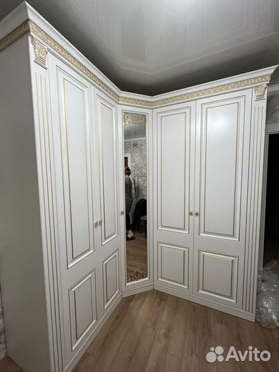 Угловой шкаф с зеркалом