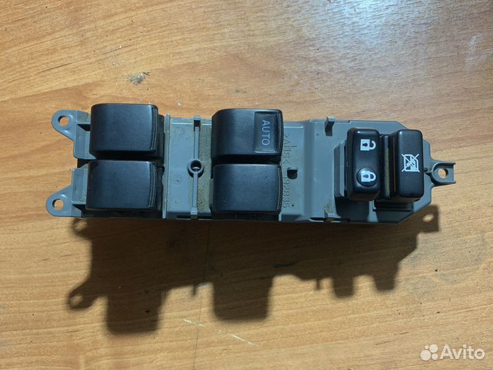 Блок кнопок стеклоподъемников toyota camry 2010