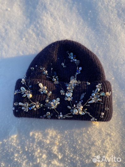 Шапка со стразами и камнями