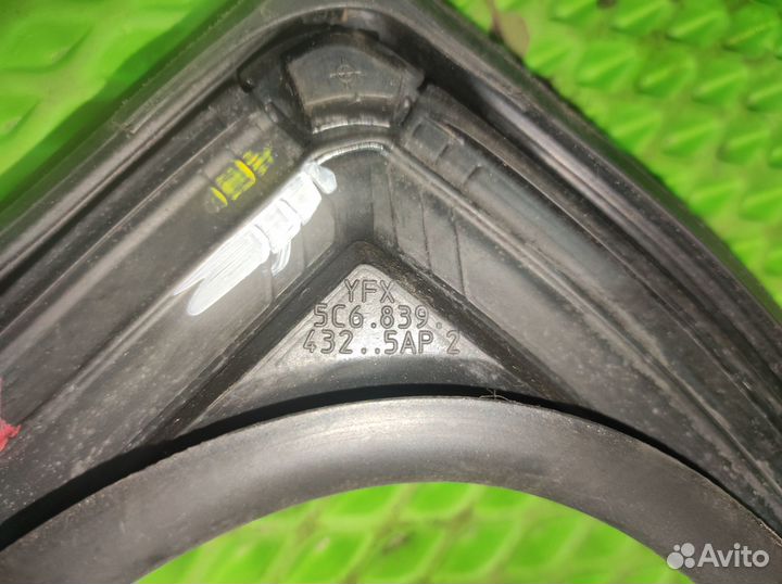 Уплотнитель стекла двери задней правой VW Jetta