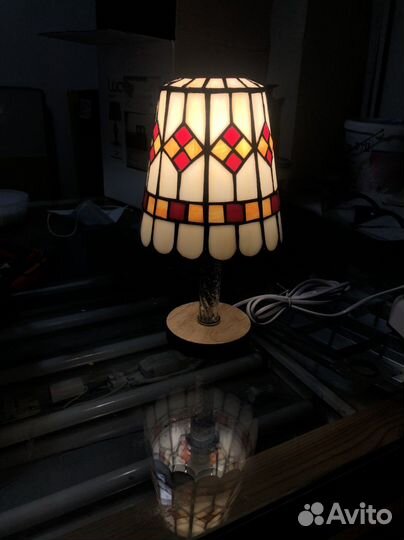 Витражная настольная лампа