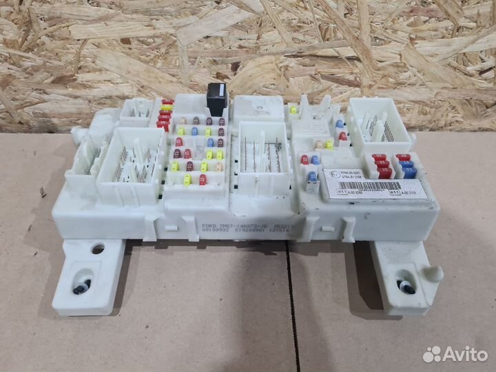 Блок предохранителей салонный Ford Kuga 1