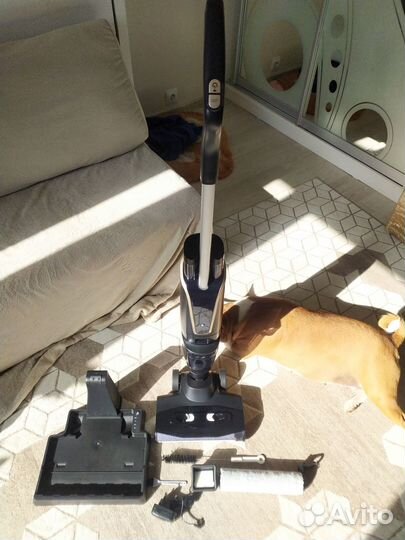 Моющий вертикальный беспроводной пылесос redmond