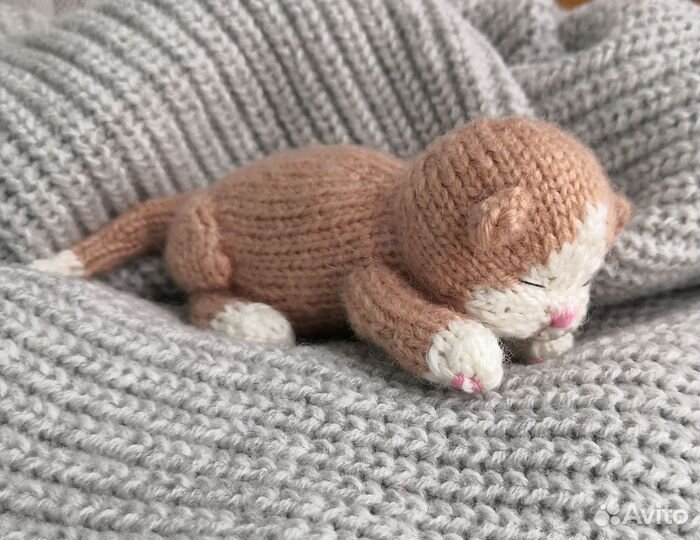 Вязаный спящий котенок на заказ ручная работа