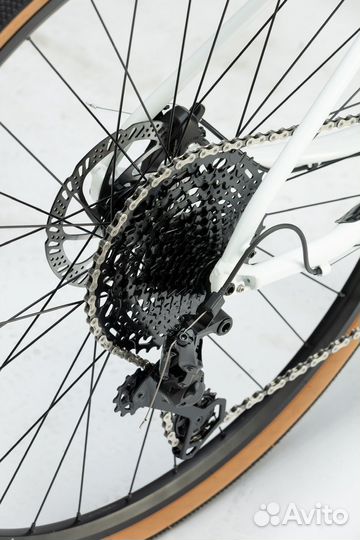 Гравийный велосипед на карбоновой вилке 700C