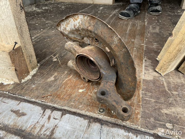 Поворотный кулак левый LADA Priora