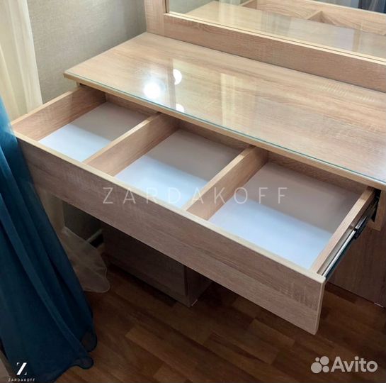 Гримерный стол с гримерным зеркалом с подсветкой