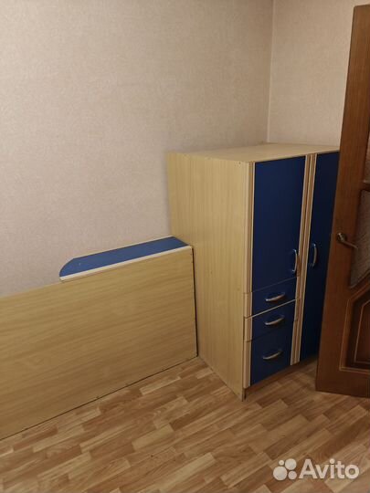 Компьютерный стол, кровать, шкаф