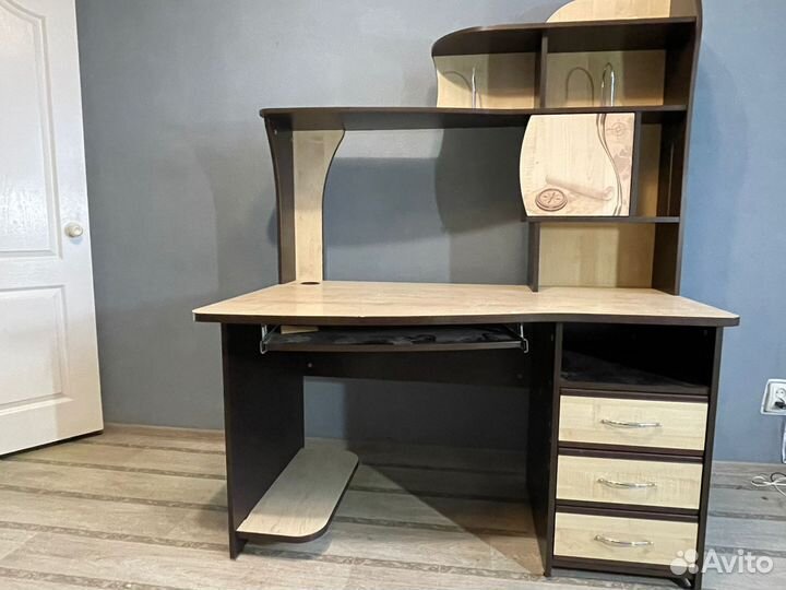 Школьный стол