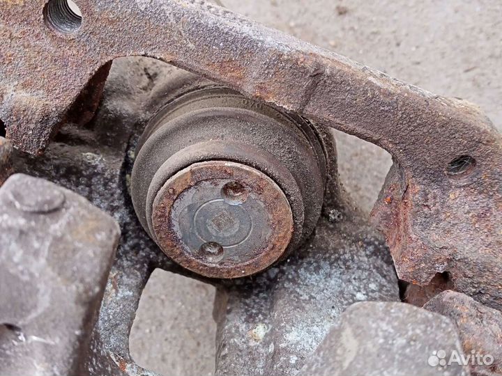 Суппорт задний правый Форд Фокус 3