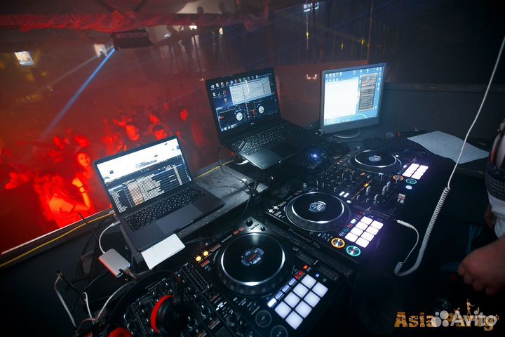 Диджей с аппаратурой