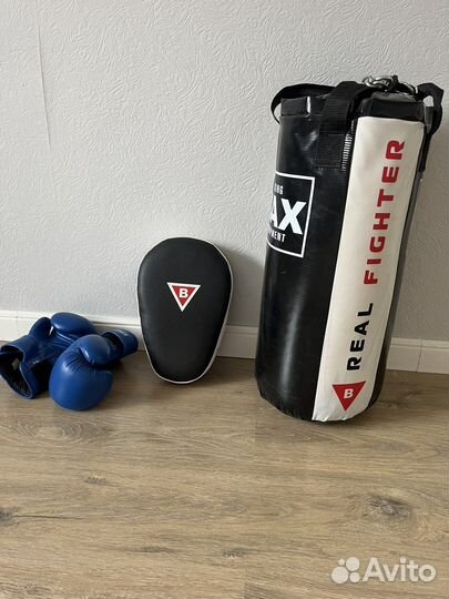 Боксерская груша и перчатки