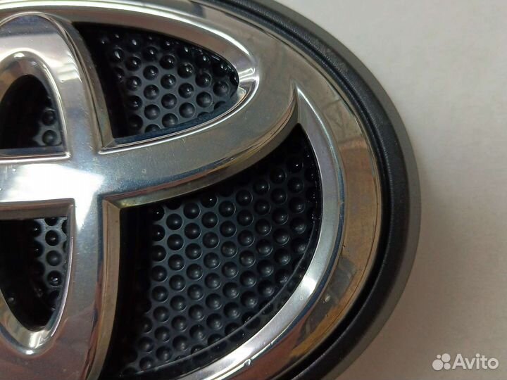 Эмблема решетки радиатора передняя Toyota Land