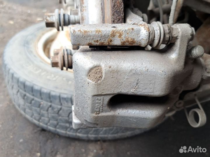 Суппорт передний правый Peugeot407 бензин