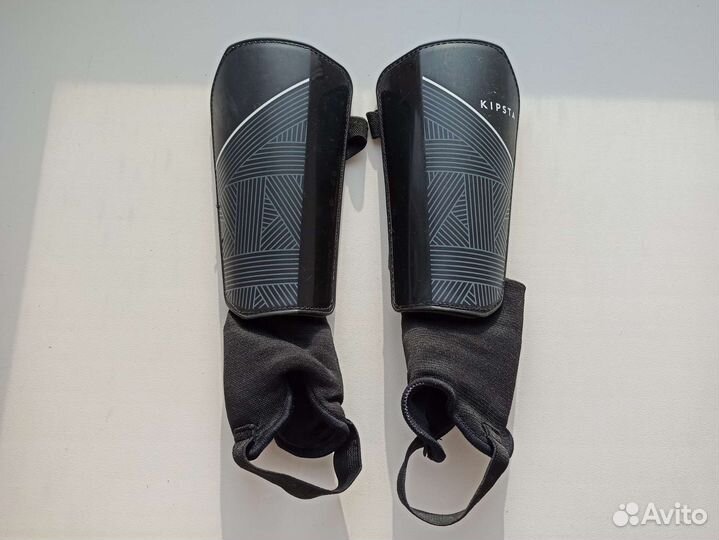 Футбольные щитки kipsta