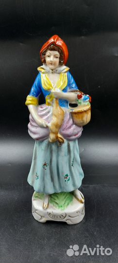 Антикварная статуэтка Крестьянка с зайцем