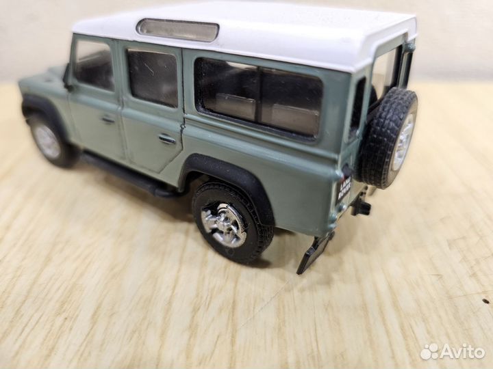 Модель внедорожника Land Rover Defender 1:43