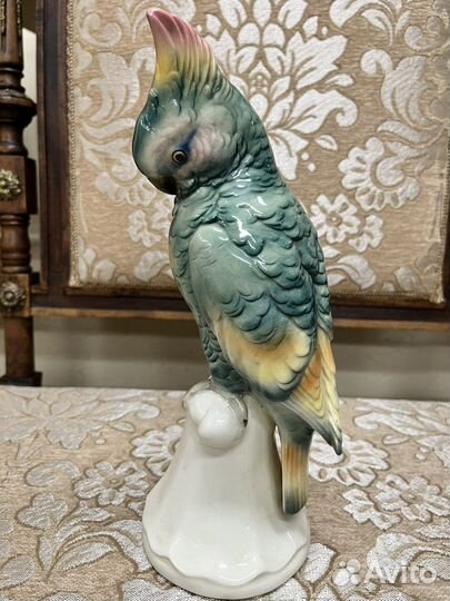 Фарфоровая статуэтка Попугай