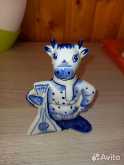 Статуэтка фарфоровая. Гжель. Бык с балалайкой