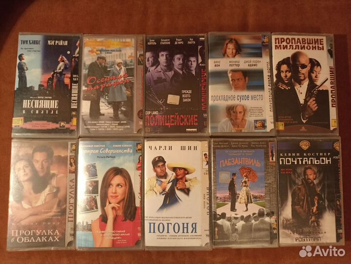 Видеокассеты VHS с фильмами в пластиковых боксах