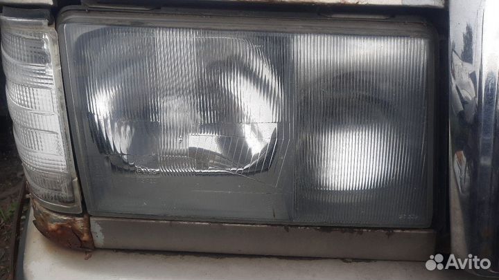 Фара передняя правая Mercedes-Benz E-class