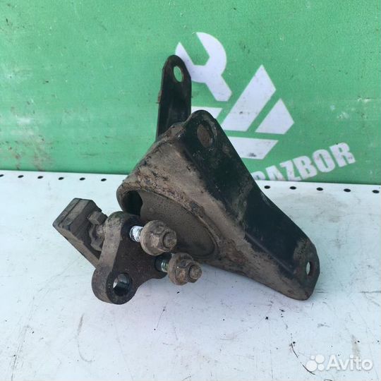 Опора двигателя правая Тойота Карина Е