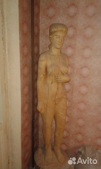 Статуя афродиты из березы