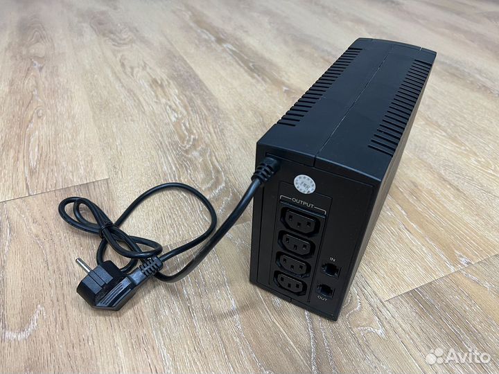 Источник бесперебойного питания CyberPower