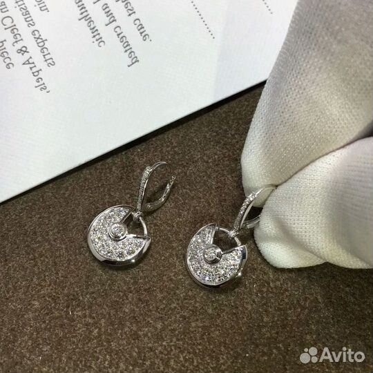 Серьги Amulette de Cartier из белого золота с брил
