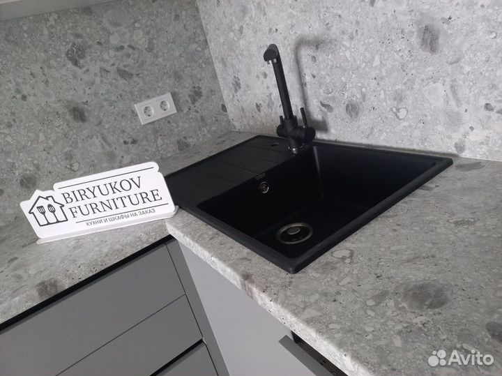 Угловая кухня в современном стиле