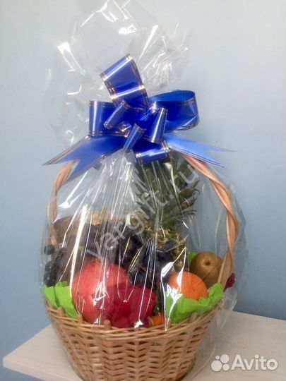 Подарочная корзина с фруктами