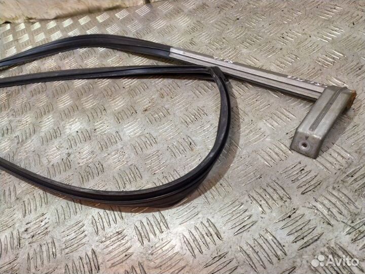 Уплотнитель стекла передний правый Honda Cr-V 3 RE